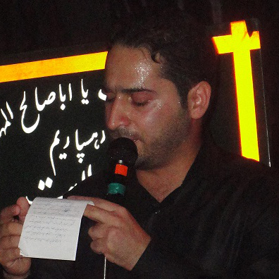 نوشته روی پرچما حسین غریب فاطمه